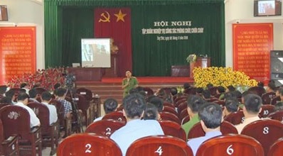 Giảng viên Cục Cảnh sát PCCC & CNCH, Bộ Công an truyền đạt các kiến thức về PCCC & CNCH cho các đối tượng tham gia tập huấn.