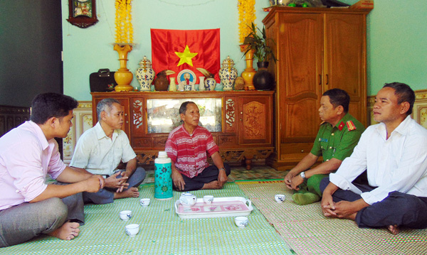 Các già làng ở xã Sông Kôn trao đổi tình hình ANTT với Công an huyện Đông Giang.