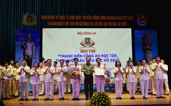Thiếu tướng Bùi Minh Giám trao giải Nhất cho đội tuyển Công an tỉnh Ninh Bình và Hà Nam.