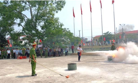 Phòng Cảnh sát PCCC & CNCH, Công an tỉnh và Công an huyện Duy Tiên hướng dẫn các đối tượng tập huấn tham gia thực hành chữa cháy.