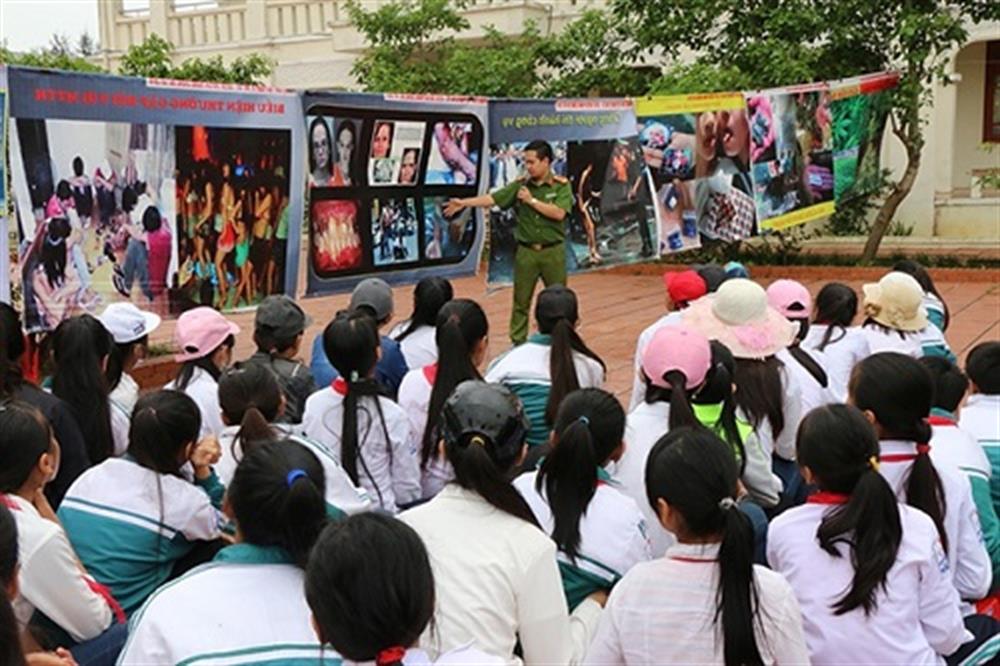 Một buổi tuyên truyền phòng, chống tác hại của ma túy tới học sinh của Thượng úy Nguyễn Văn Hoàn.