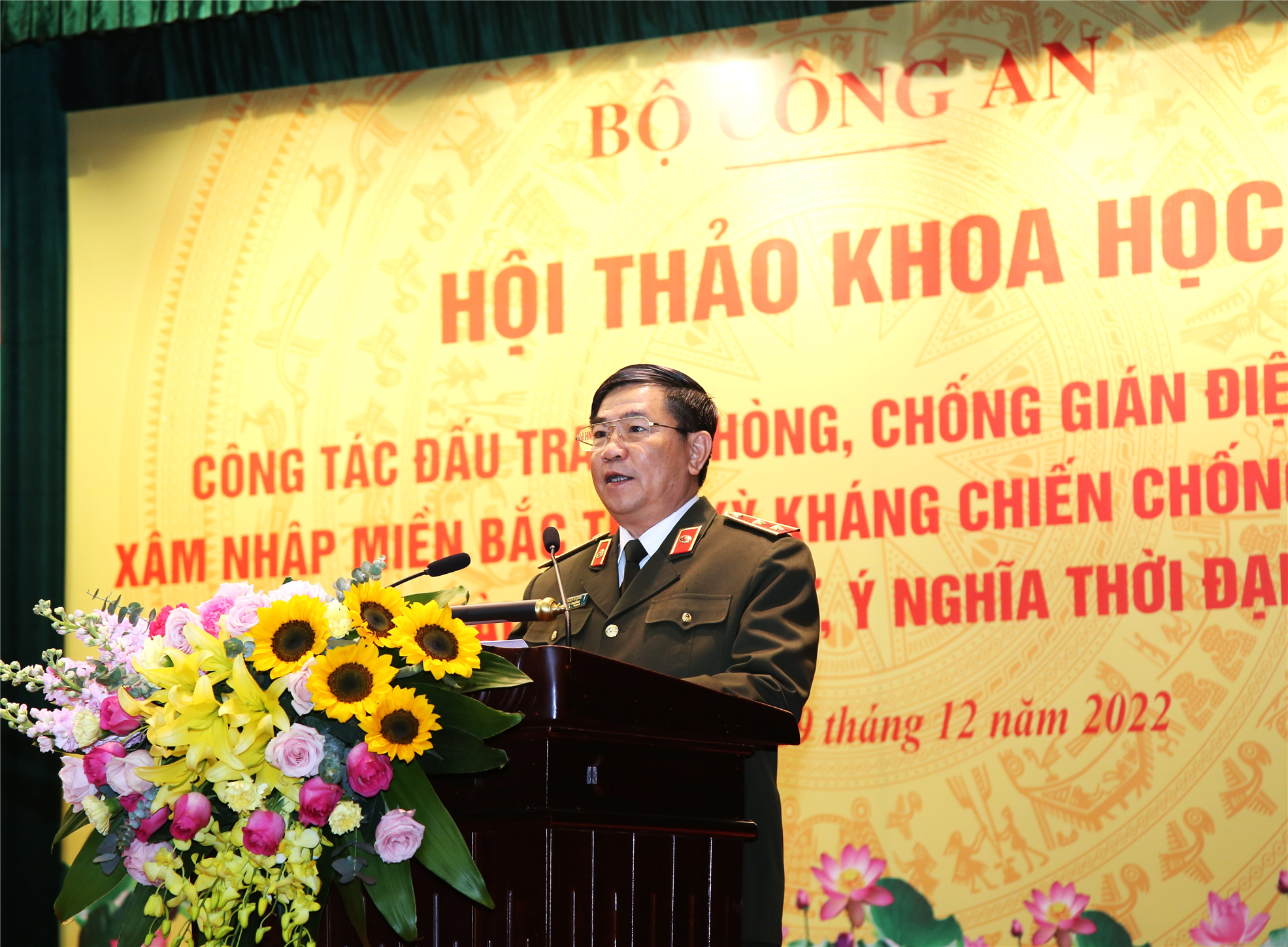 Trung tướng Trần Vi Dân, Cục trưởng Cục Khoa học, Chiến lược và Lịch sử Công an phát biểu đề dẫn Hội thảo.