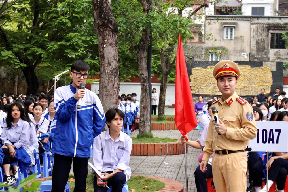 các học sinh còn được tham gia trả lời các câu hỏi, thảo luận các tình huống thường gặp khi tham gia giao thông.