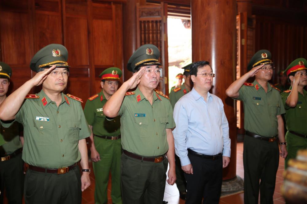 Thứ trưởng Trần Quốc Tỏ cùng các đại biểu dâng hương tưởng niệm Chủ tịch Hồ Chí Minh