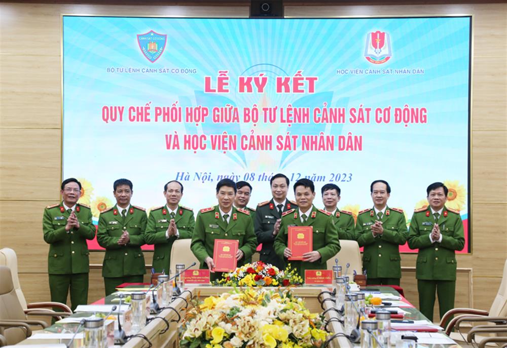 Trước sự chứng kiến của các đại biểu hai Bên, Trung tướng Trần Minh Hưởng và Thiếu tướng Lê Ngọc Châu đã ký kết Quy chế phối hợp giữa Học viện Cảnh sát nhân dân và Bộ Tư lệnh Cảnh sát cơ động.