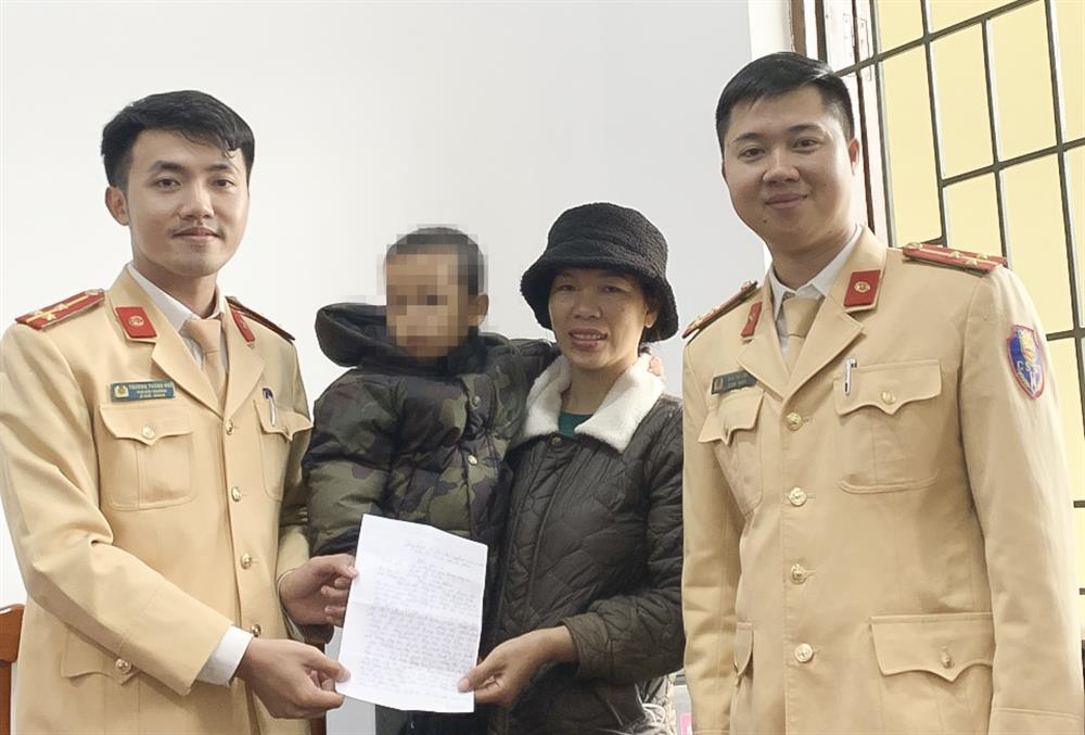 Gia đình chị Hoàng Thị Minh Huế vui mừng khi được lực lượng Công an giúp đỡ tìm lại được con trai đi lạc.