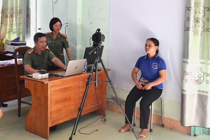 Tổ công tác vẫn miệt mài hỗ trợ người dân dù đã hơn 20h00 đêm.