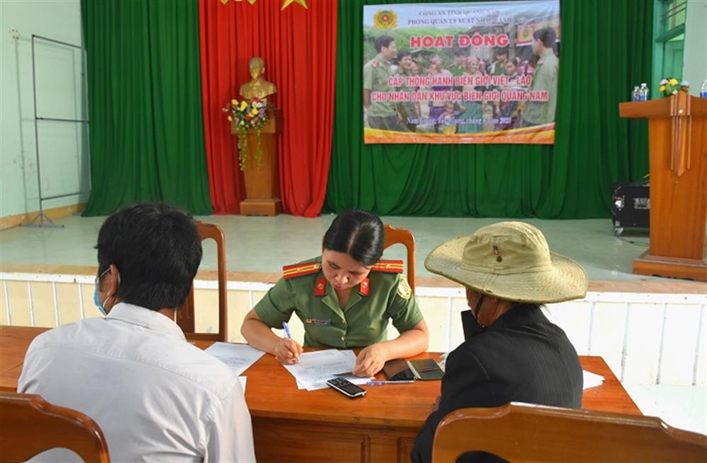 Các cán bộ của tổ công tác hỗ trợ người dân hoàn tất các thủ tục có liên quan để xin cấp Giấy thông hành.