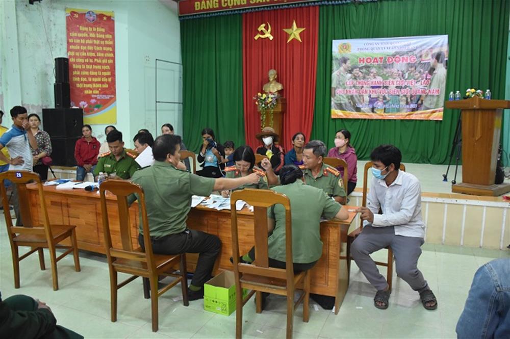 Hoạt động cấp Giấy thông hành cho bà con vùng biên giới.