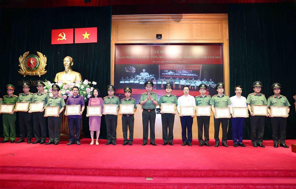 Bộ trưởng Tô Lâm trao Bằng khen tặng các tập thể, cá nhân có thành tích xuất sắc trong công tác xây dựng Luật sửa đổi, bổ sung một số điều Luật Công an nhân dân và hợp tác quốc tế về đấu tranh phòng, chống tội phạm.  