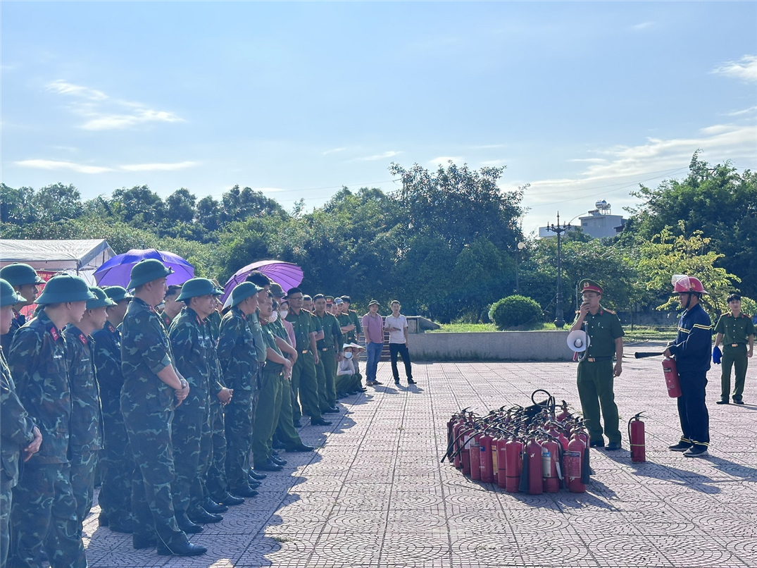 Công an các huyện, thị xã, thành phố trên địa bàn tỉnh cũng đồng loạt tổ chức hoạt động trải nghiệm, thực hành chữa cháy và CNCH.