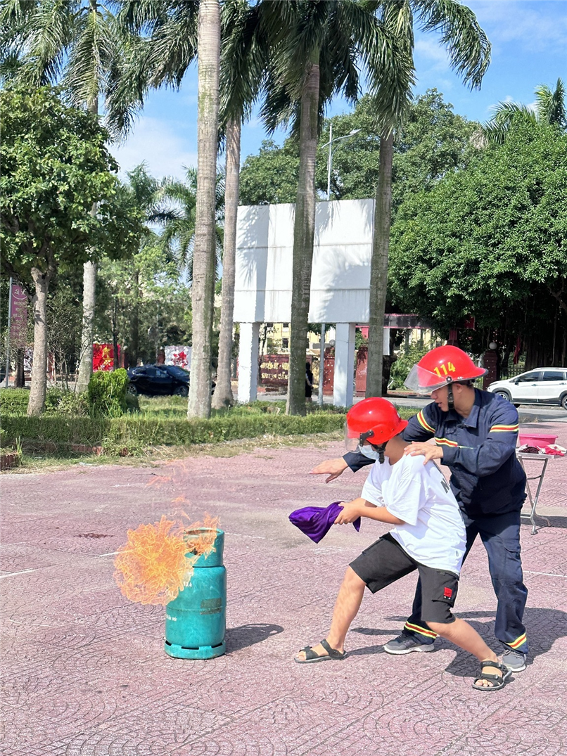 và thực hành sử dụng các trang thiết bị, phương tiện PCCC và CNCH.