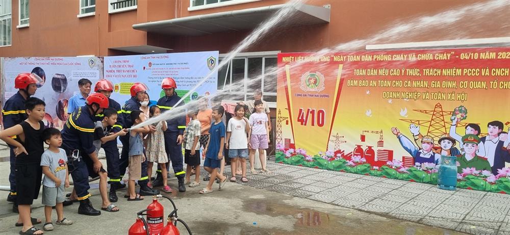 Các buổi trải nghiệm đã thu hút đông đảo người dân ở nhiều lứa tuổi tham gia. Từ người cao tuổi đến trẻ nhỏ, ai cũng hào hứng khi được trực tiếp thực hành các kỹ năng thoát nạn, chữa cháy.