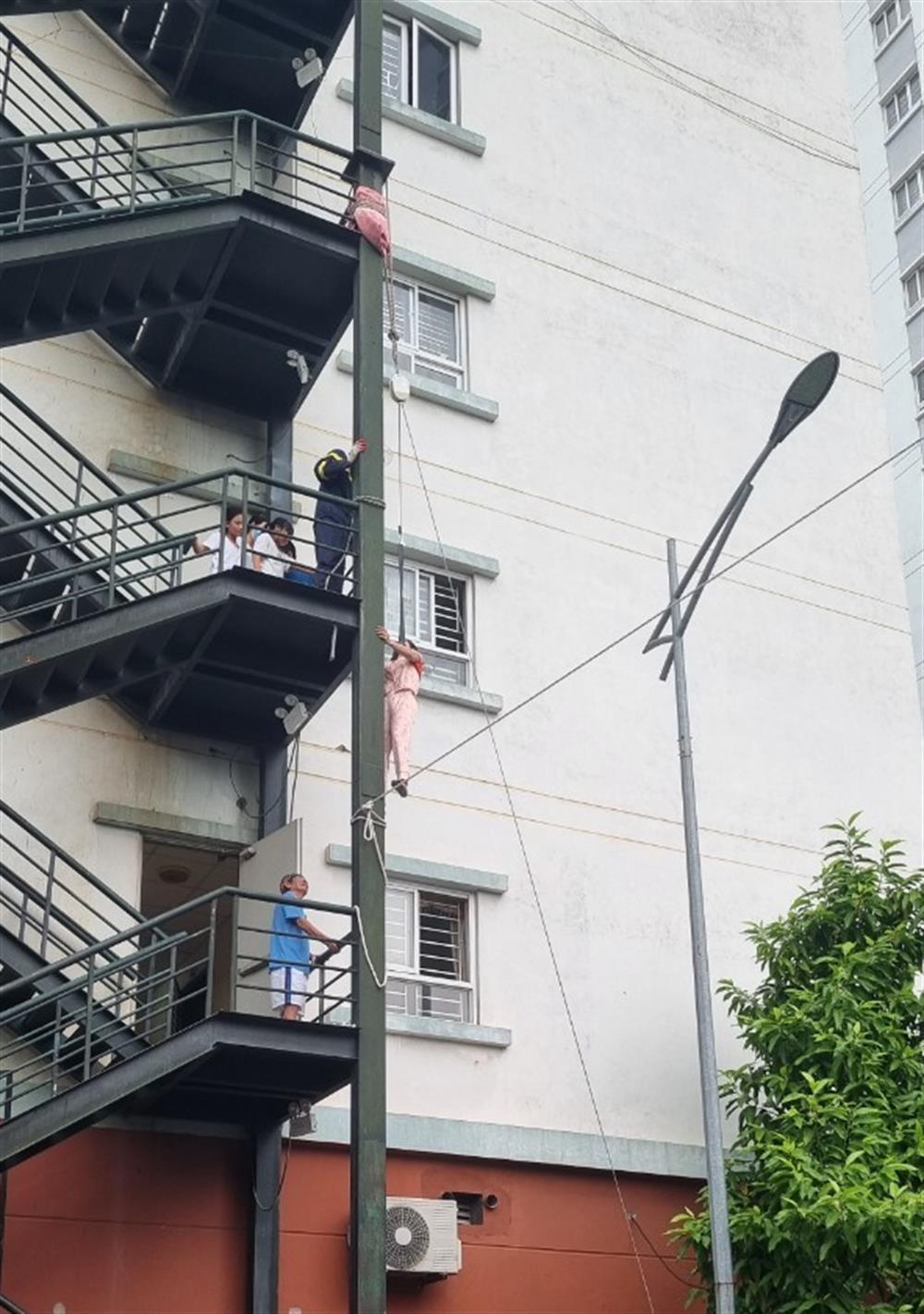 hướng dẫn nhân dân thực hành kỹ năng xử lý các tình huống cháy nổ, kỹ năng thoát nạn cơ bản khi xảy ra cháy tại nhà ở hộ gia đình, nhà trọ, chung cư cao tầng, nơi tập trung đông người…