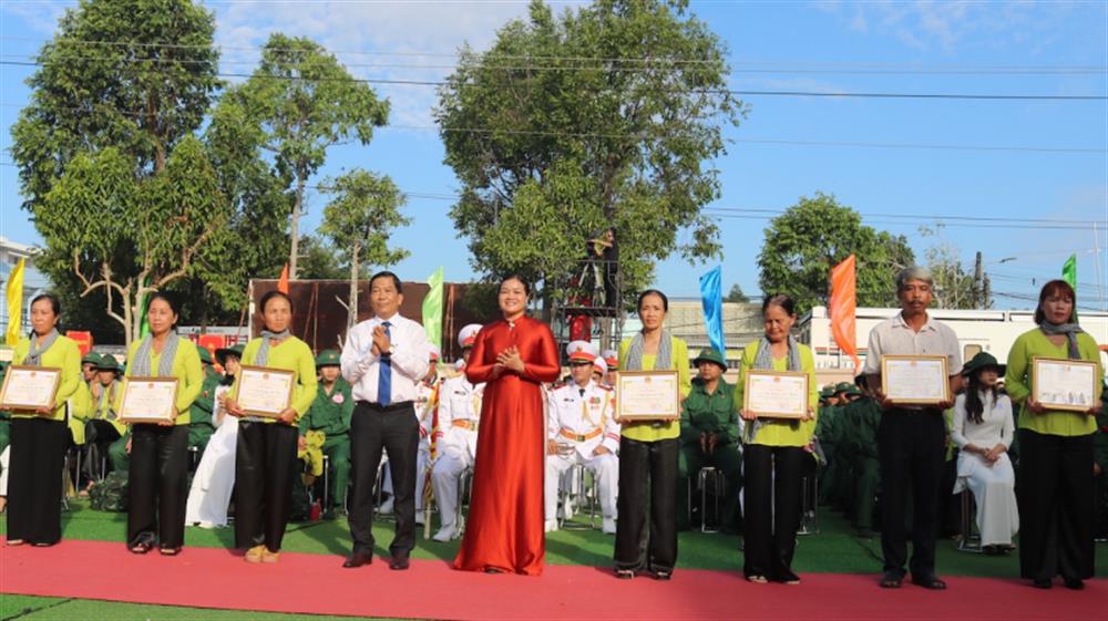 Đồng chí Nguyễn Huỳnh Thu, Bí thư Huyện ủy Mang Thít và Nguyễn Văn Diên, Chủ tịch UBND huyện, Chủ tịch Hội đồng nghĩa vụ quân sự huyện Mang Thít tặng Giấy khen các gia đình thanh niên tiêu biểu.