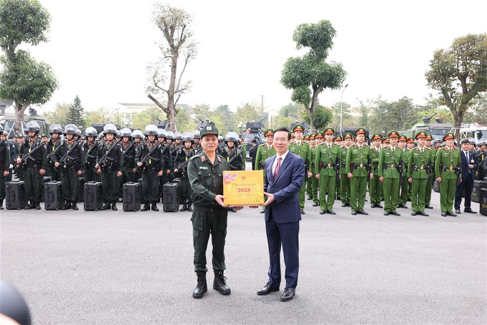 Chủ tịch nước Võ Văn Thưởng tặng quà cán bộ, chiến sĩ Bộ Tư lệnh CSCĐ.