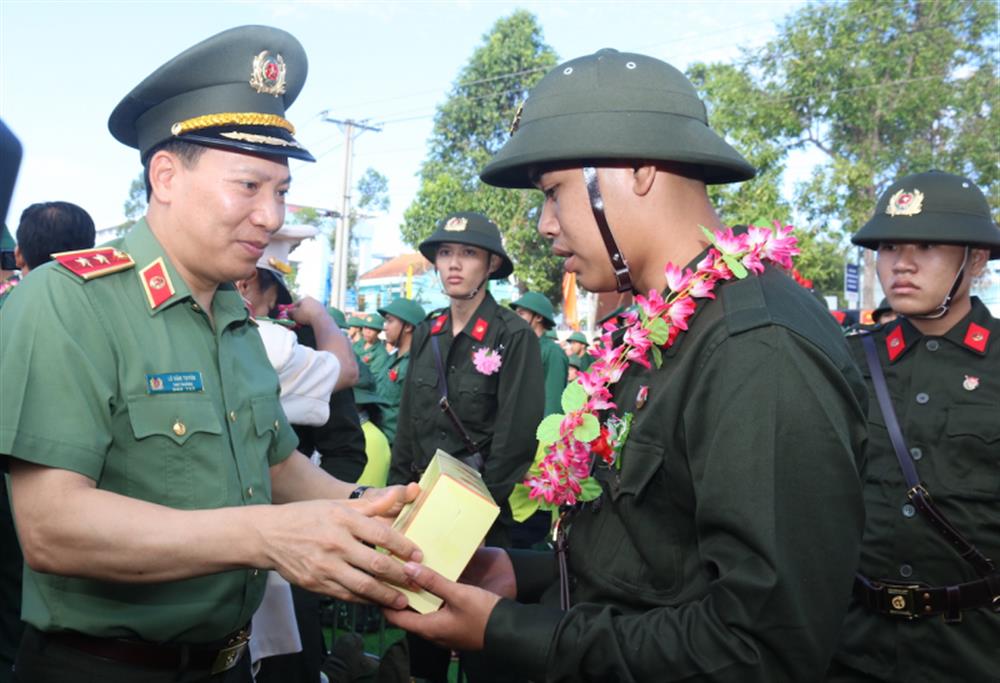 Trung tướng Lê Văn Tuyến, Thứ trưởng Bộ Công an động viên các tân binh trước giờ lên đường nhập ngũ.