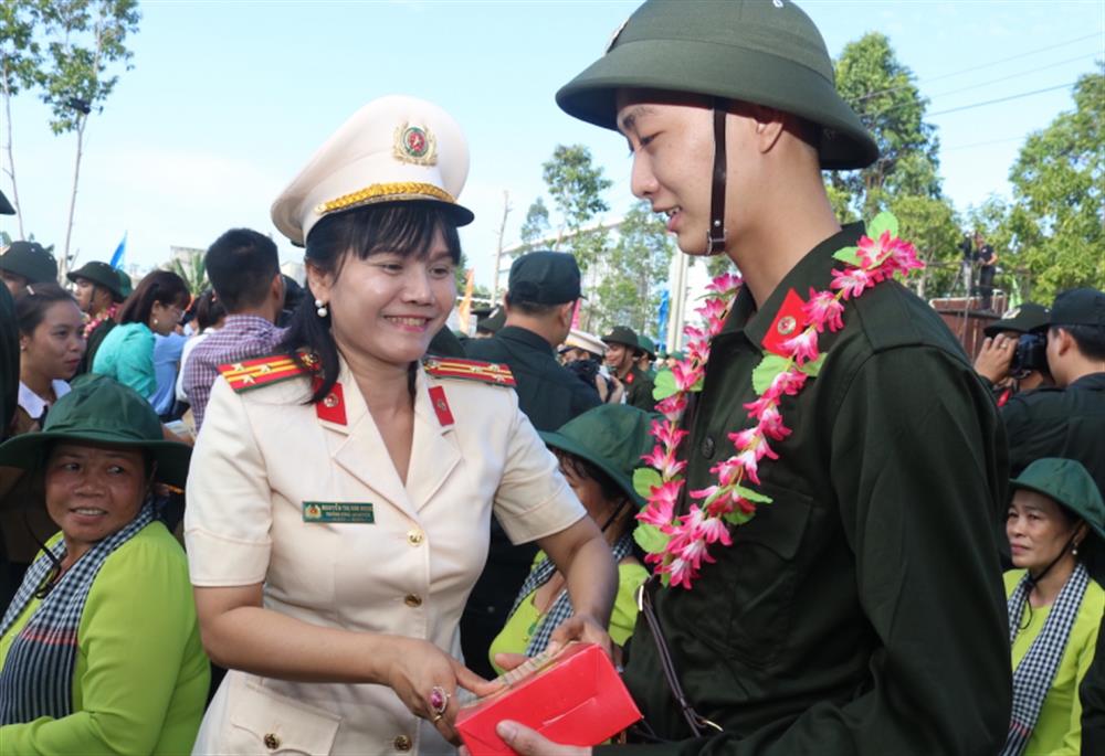 Thượng tá Nguyễn Thị Kim Ngọc, Trưởng Công an huyện Mang Thít động viên các tân binh. 