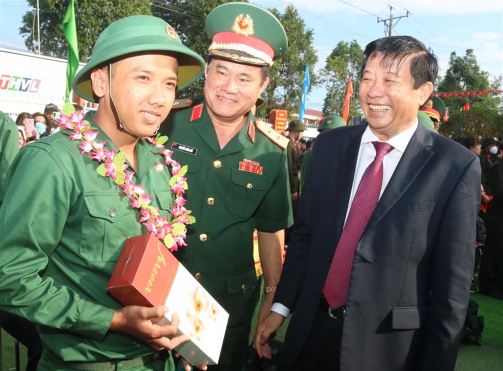 Trung tướng Nguyễn Xuân Dắt, Tư lệnh Quân khu 9 cùng đồng chí Bùi Văn Nghiêm, Bí thư Tỉnh ủy Vĩnh Long tặng hoa, động viên tân binh.