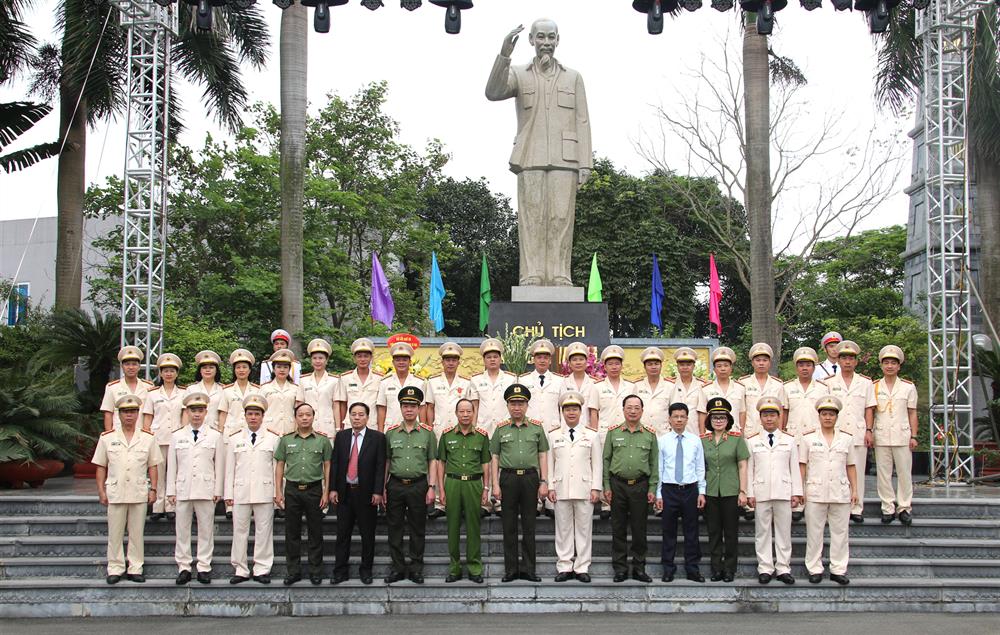 Bộ trưởng Tô Lâm cùng các đại biểu dâng hương, dâng hoa trước tượng đài Chủ tịch Hồ Chí Minh tại Trường Cao đẳng An ninh nhân dân I.