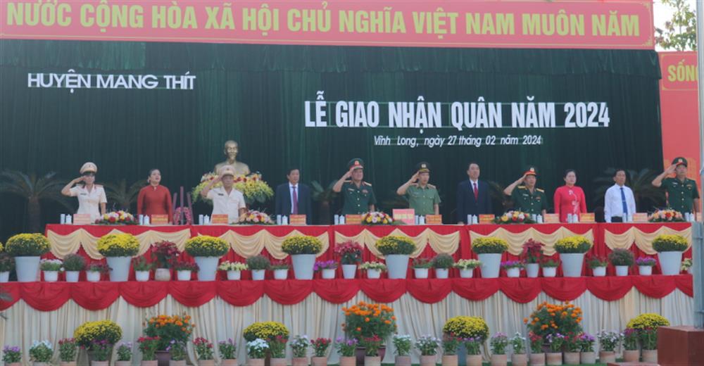 Các đồng chí lãnh đạo tham gia lễ giao, nhận quân tại huyện Mang Thít.