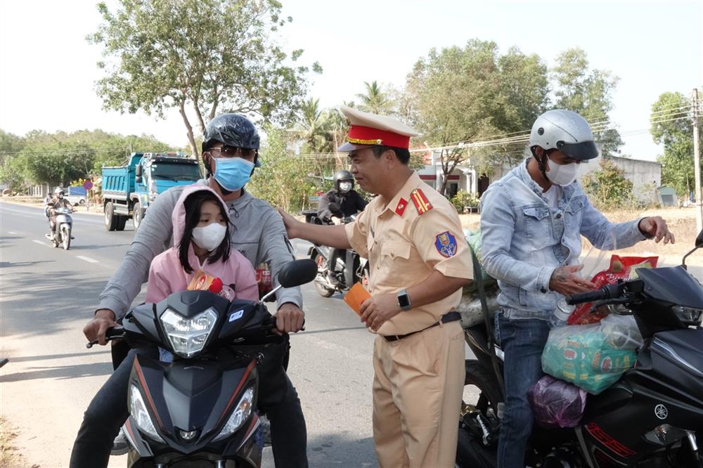 Cảnh sát giao thông Bình Thuận tặng quà người dân về quê ăn Tết