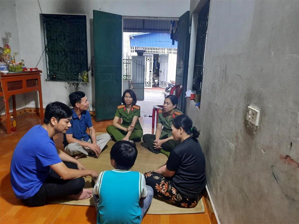 Công an quận Kiến An, các nhà tài trợ thăm hỏi gia đình các cháu.