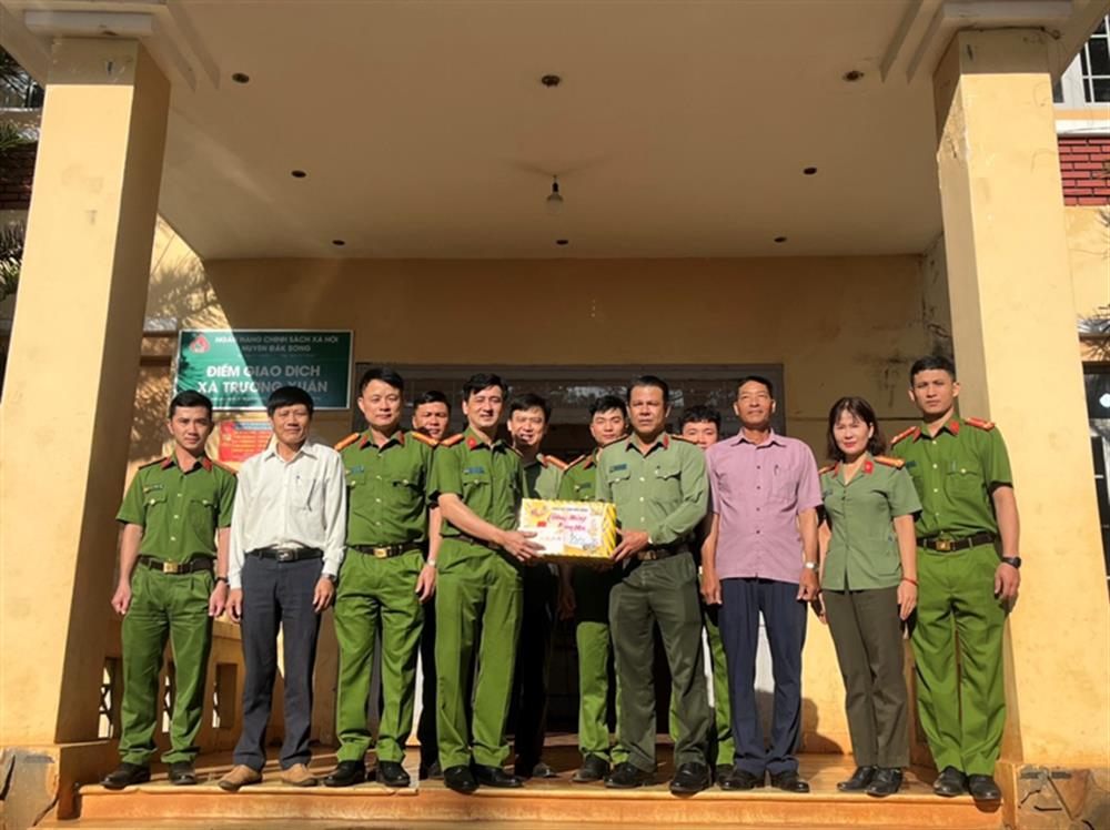 Đại tá Nay Gia Phú, Phó Bí Thư Đảng ủy, Phó Giám đốc Công an tỉnh tặng quà Tết cho Công an cấp xã thuộc huyện Đắk Glong và Đắk Song.