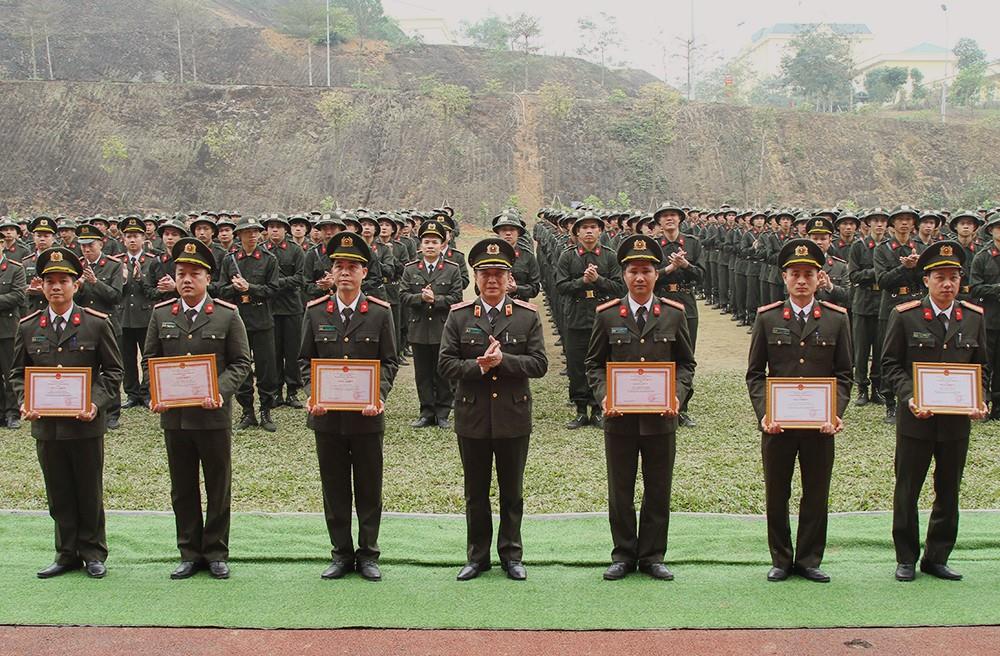 Tư lệnh Trần Hải Quân trao Giấy khen tặng các cá nhân đã có thành tích xuất sắc trong công tác tuyển quân.