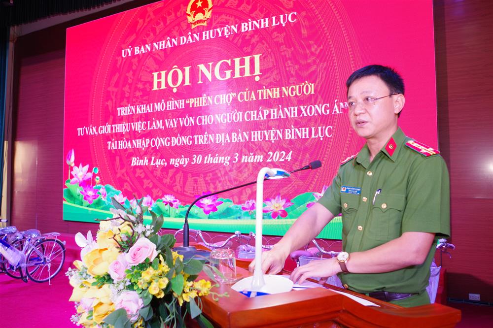 Đại tá Phạm Hùng Dương - Phó Giám đốc Công an tỉnh Hà Nam phát biểu chỉ đạo tại Hội nghị.