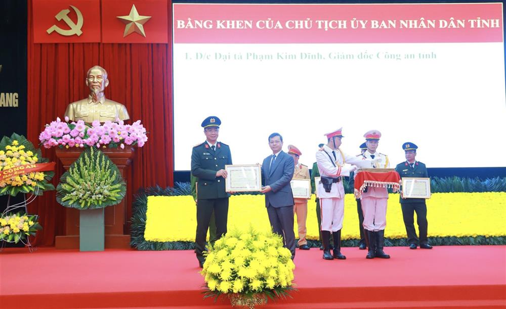 Đồng chí Nguyễn Văn Sơn, Phó Bí thư Tỉnh uỷ, Chủ tịch UBND tỉnh tặng Bàng khen cho các tập thể và cá nhân.