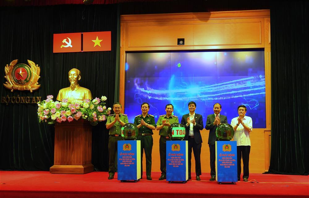 Thứ trưởng Lê Văn Tuyến cùng các đại biểu bấm nút phát động Tháng hành động về an toàn vệ sinh lao động, Tháng công nhân năm 2023.