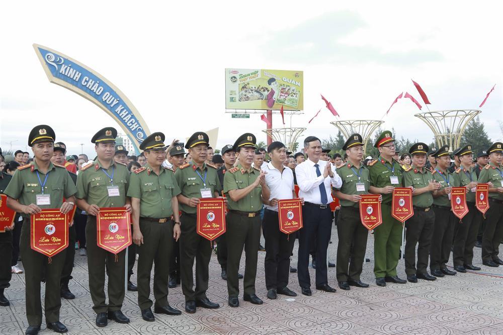 Thứ trưởng Trần Quốc Tỏ và Chủ tịch Ủy ban nhân dân tỉnh Quảng Bình Trần Thắng tặng Cờ lưu niệm các đoàn tham gia Hội thao.