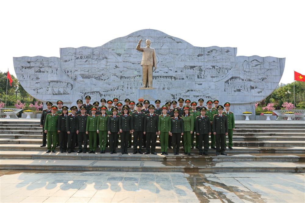 Đoàn công tác chụp ảnh lưu niệm tại Quảng trường Tây Bắc (tỉnh Sơn La).