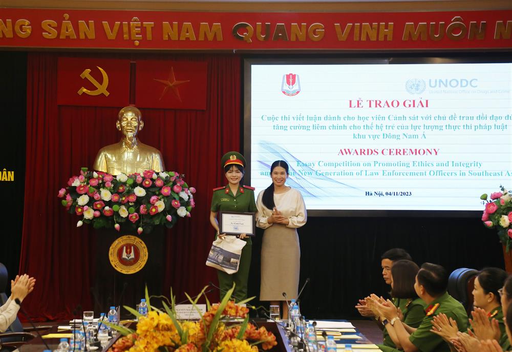 Bà Nguyễn Nguyệt Minh - Phụ trách Văn phòng UNODC Việt Nam trao giải cho học viên đạt giải Nhất.