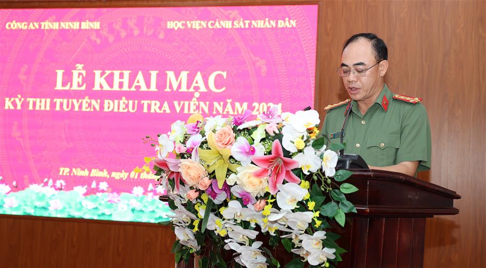 Đại tá Trần Hồng Phú, Phó Giám đốc Công an tỉnh phát biểu chỉ đạo tại Lễ khai mạc.