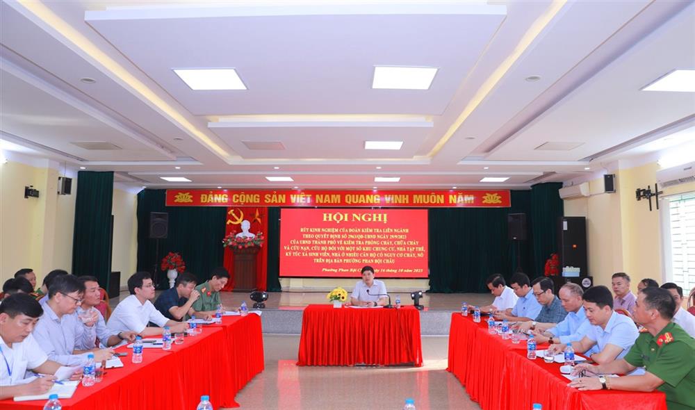 Đồng chí Hoàng Minh Cường, Phó chủ tịch UBND thành phố phát biểu chỉ đạo sau buổi kiểm tra.