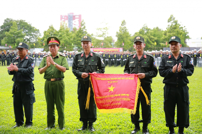 Thiếu tướng Trần Đức Tài trao Cờ của Ủy ban nhân dân TP Hồ Chí Minh tặng Trung đoàn CSCĐ.