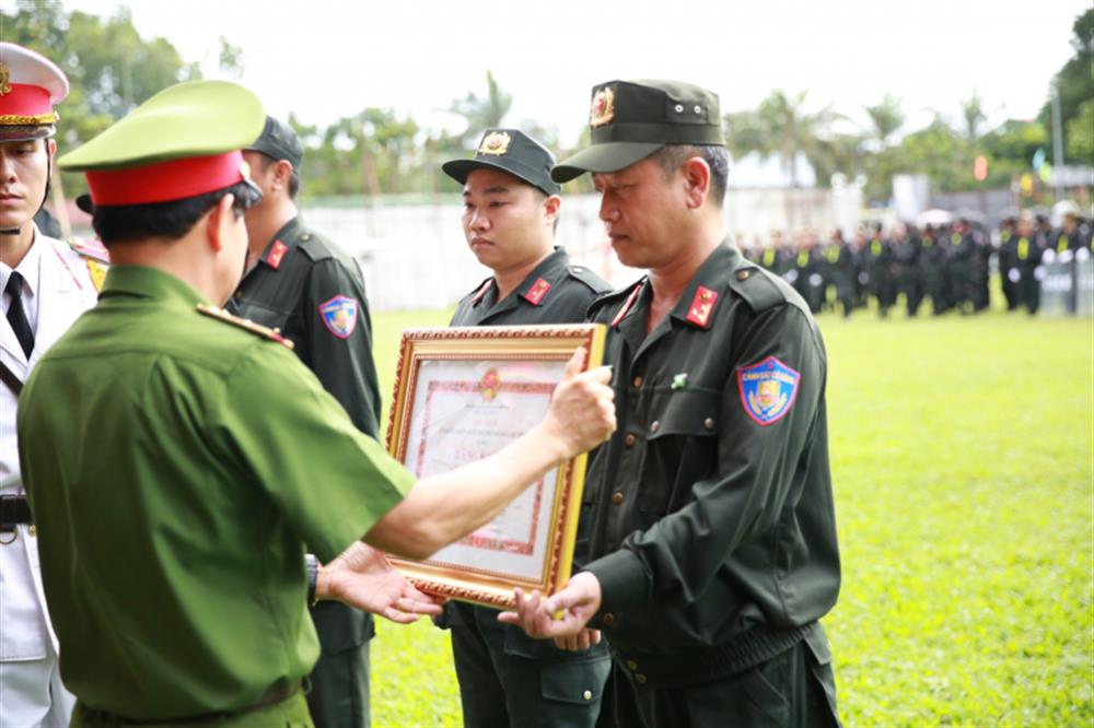 hiếu tướng Trần Đức Tài trao Cờ và Bằng khen của Ủy ban nhân dân TP Hồ Chí Minh tặng tập thể và cán bộ chiến sĩ Trung đoàn CSCĐ.