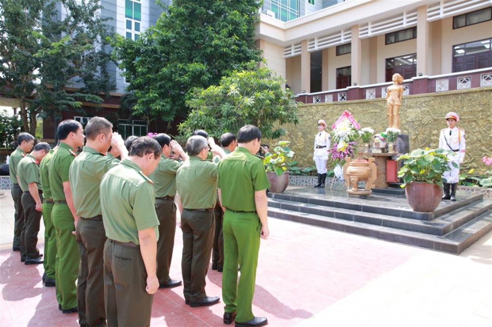 Trước khi hội nghị diễn ra, Thứ trưởng Nguyễn Duy Ngọc cùng các đại biểu đã dâng hương trước Tượng đài Liệt sĩ, Anh hùng LLVT Võ Thị Sáu.
