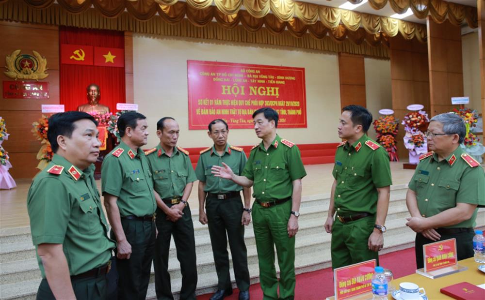 Thứ trưởng Nguyễn Duy Ngọc trao đổi cùng các đại biểu.