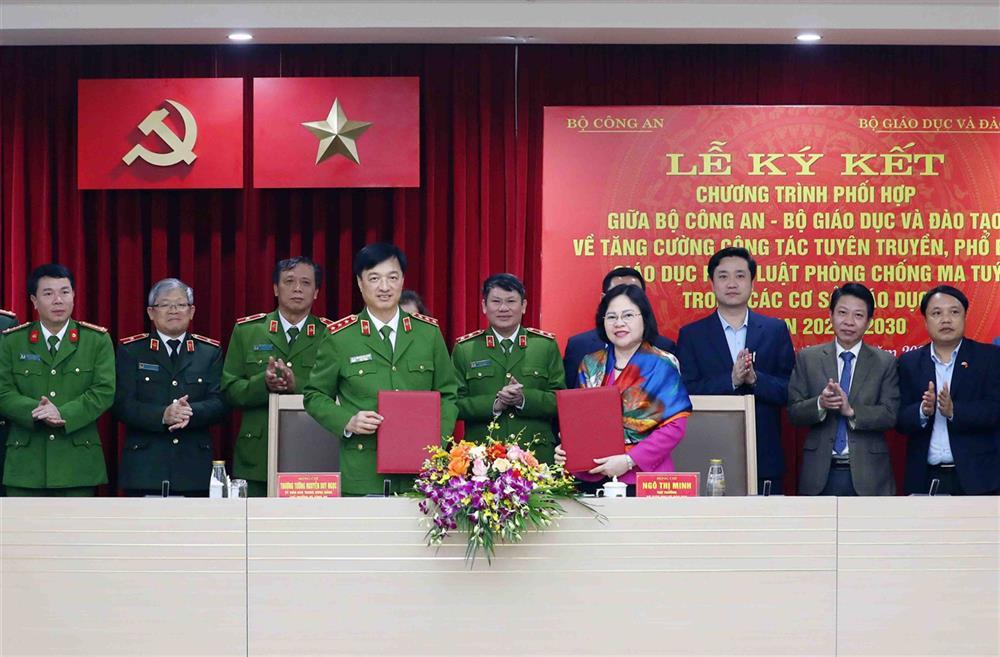 Thứ trưởng Nguyễn Duy Ngọc và Thứ trưởng Ngô Thị Minh ký kết chương trình phối hợp giữa Bộ Công an – Bộ Giáo dục và Đào tạo trong phòng chống ma túy.