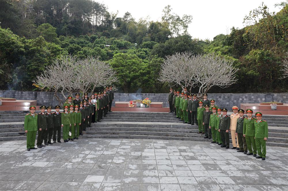 Đoàn công tác dâng hương tại mộ liệt sỹ Tô Hiệu (tỉnh Sơn La).