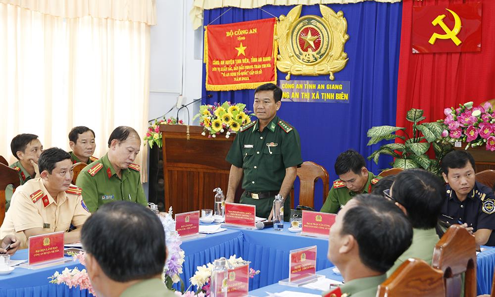 Đại tá Nguyễn Hồng Khiêm, Phó Chỉ huy trưởng Bộ Chỉ huy Bộ đội Biên phòng tỉnh phát biểu tại Hội nghị