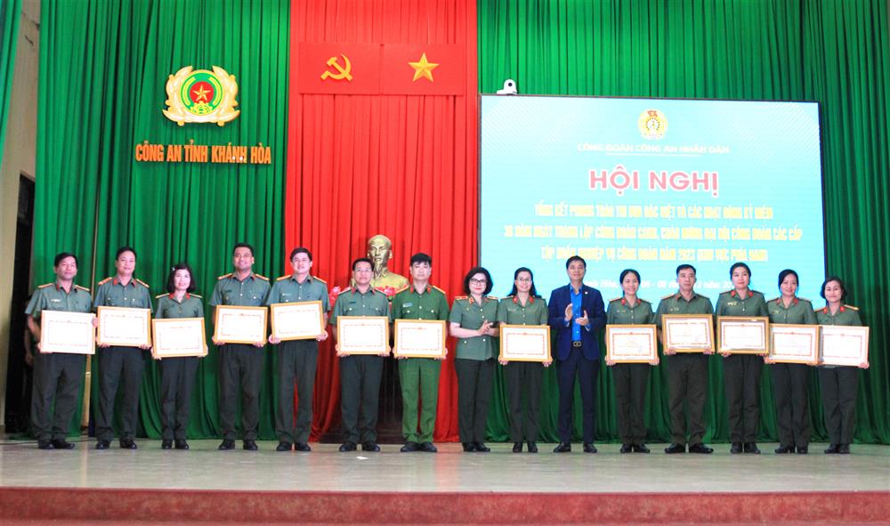 Các tập thể, cá nhân được Bộ Công an tặng bằng khen vì đã có thành tích xuất sắc trong thực hiện phong trào thi đua đặc biệt.