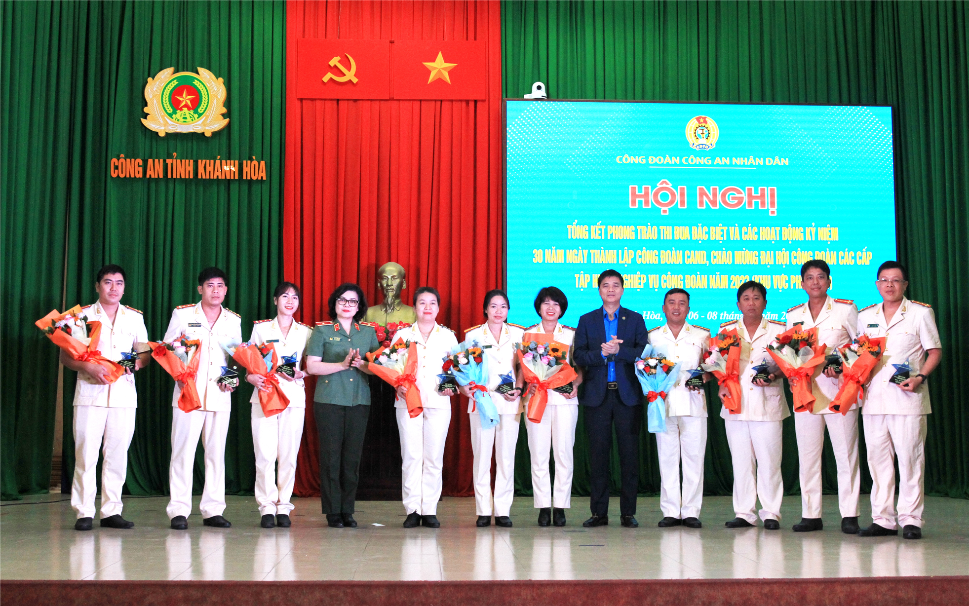 Các chủ tịch Công đoàn cơ sở xuất sắc được biểu dương tại Hội nghị.