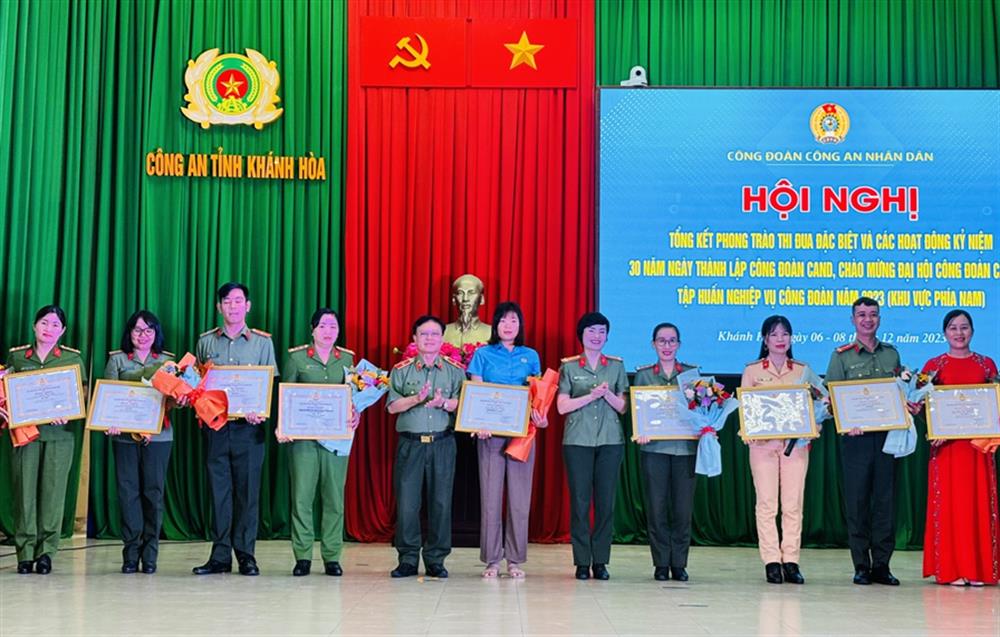 Công đoàn CAND trao giải cho các tác giả đạt giải cuộc thi viết “Ấm áp vòng tay công đoàn