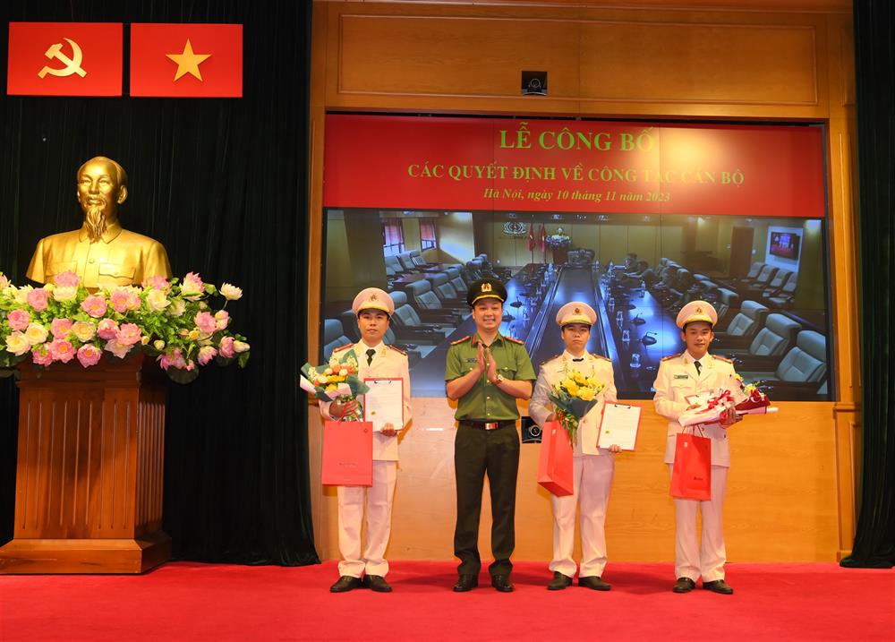Đại diện Đoàn Thanh niên Văn phòng Bộ tặng hoa chúc mừng các cán bộ tăng cường về Công an xã.