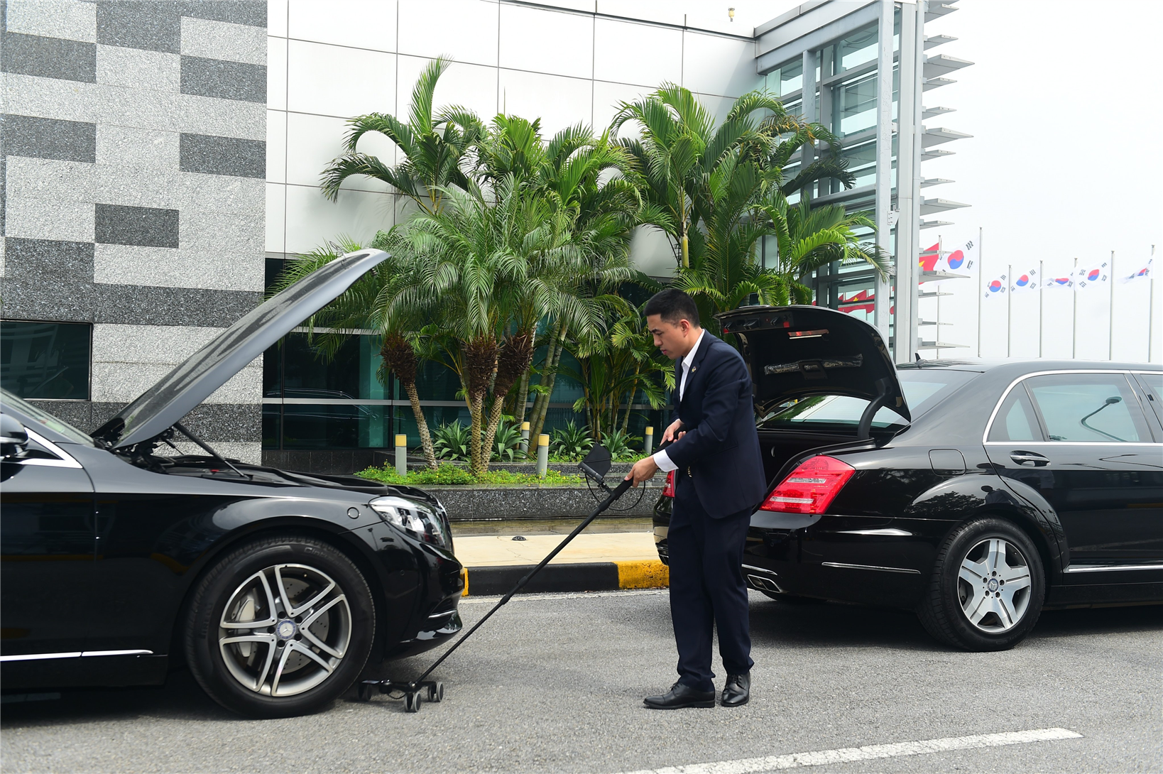Kiểm tra an ninh phương tiện ra, vào khu vực bảo vệ.