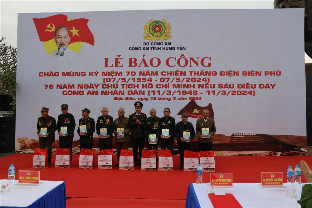 Giám đốc Công an tỉnh trao quà cho các cựu chiến binh là  chiến sỹ Điện Biên Phủ.